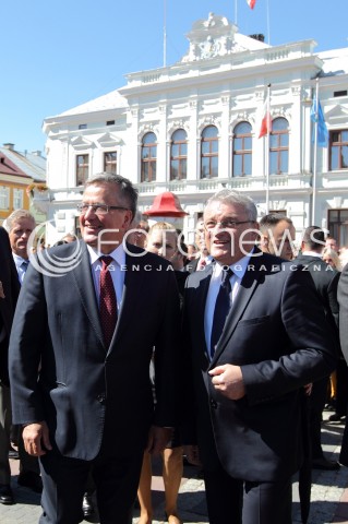  06.09.2013 SANOK<br />PREZYDENT RP BRONISLAW KOMOROWSKI Z WIZYTA NA PODKARPACIU.<br />SPACER PO RYNKU W SANOKU<br />N/Z BRONISLAW KOMOROWSKI WOJCIECH BLECHARCZYK - BURMISTRZ SANOKA<br /> 