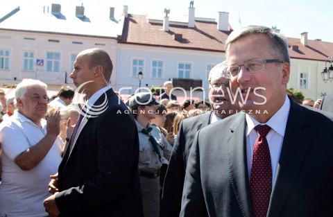  06.09.2013 SANOK<br />PREZYDENT RP BRONISLAW KOMOROWSKI Z WIZYTA NA PODKARPACIU.<br />SPACER PO RYNKU W SANOKU<br />N/Z BRONISLAW KOMOROWSKI<br /> 