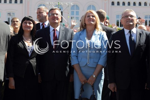  06.09.2013 SANOK<br />PREZYDENT RP BRONISLAW KOMOROWSKI Z WIZYTA NA PODKARPACIU.<br />SPACER PO RYNKU W SANOKU<br />N/Z BRONISLAW KOMOROWSKI WOJCIECH BLECHARCZYK - BURMISTRZ SANOKA ELZBIETA LUKACIJEWSKA MALGORZATA CHOMYCZ SMIGIELSKA<br /> 