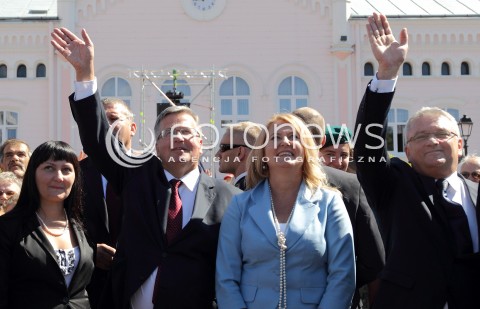  06.09.2013 SANOK<br />PREZYDENT RP BRONISLAW KOMOROWSKI Z WIZYTA NA PODKARPACIU.<br />SPACER PO RYNKU W SANOKU<br />N/Z BRONISLAW KOMOROWSKI WOJCIECH BLECHARCZYK - BURMISTRZ SANOKA ELZBIETA LUKACIJEWSKA MALGORZATA CHOMYCZ SMIGIELSKA<br /> 