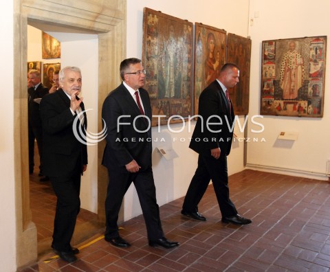  06.09.2013 SANOK<br />PREZYDENT RP BRONISLAW KOMOROWSKI Z WIZYTA NA PODKARPACIU.<br />ZWIEDZANIE MUZEUM HISTORYCZNEGO W SANOKU<br />N/Z BRONISLAW KOMOROWSKI I WIESLAW BANACH - DYREKTOR MUZEUM<br /> 