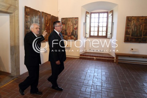 06.09.2013 SANOK<br />PREZYDENT RP BRONISLAW KOMOROWSKI Z WIZYTA NA PODKARPACIU.<br />ZWIEDZANIE MUZEUM HISTORYCZNEGO W SANOKU<br />N/Z BRONISLAW KOMOROWSKI I WIESLAW BANACH - DYREKTOR MUZEUM<br /> 