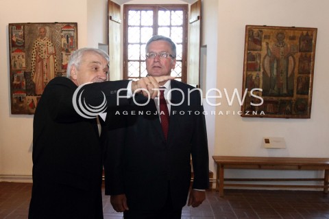  06.09.2013 SANOK<br />PREZYDENT RP BRONISLAW KOMOROWSKI Z WIZYTA NA PODKARPACIU.<br />ZWIEDZANIE MUZEUM HISTORYCZNEGO W SANOKU<br />N/Z BRONISLAW KOMOROWSKI I WIESLAW BANACH - DYREKTOR MUZEUM<br /> 
