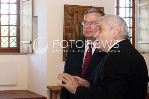  06.09.2013 SANOK<br />PREZYDENT RP BRONISLAW KOMOROWSKI Z WIZYTA NA PODKARPACIU.<br />ZWIEDZANIE MUZEUM HISTORYCZNEGO W SANOKU<br />N/Z BRONISLAW KOMOROWSKI I WIESLAW BANACH - DYREKTOR MUZEUM<br /> 