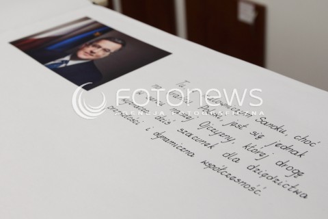  06.09.2013 SANOK<br />PREZYDENT RP BRONISLAW KOMOROWSKI Z WIZYTA NA PODKARPACIU.<br />ZWIEDZANIE MUZEUM HISTORYCZNEGO W SANOKU<br />N/Z WPIS DO KSIEGI PREZYDENTA<br /> 