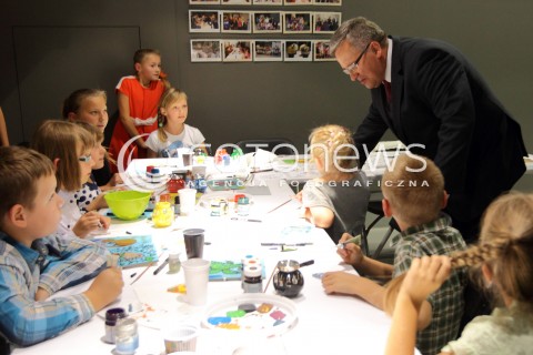  06.09.2013 KROSNO<br />PREZYDENT RP BRONISLAW KOMOROWSKI Z WIZYTA NA PODKARPACIU.<br />WIZYTA W CENTRUM DZIEDZICTWA SZKLA W KROSNIE<br />N/Z BRONISLAW KOMOROWSKI DZIECI MALUJA NA SZKLE<br /> 