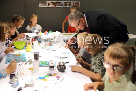  06.09.2013 KROSNO<br />PREZYDENT RP BRONISLAW KOMOROWSKI Z WIZYTA NA PODKARPACIU.<br />WIZYTA W CENTRUM DZIEDZICTWA SZKLA W KROSNIE<br />N/Z BRONISLAW KOMOROWSKI DZIECI MALUJA NA SZKLE<br /> 
