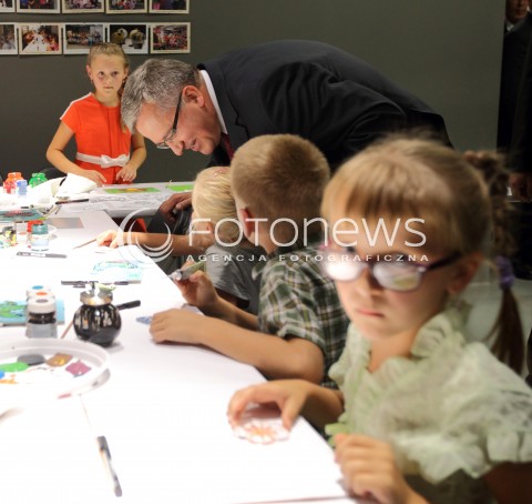  06.09.2013 KROSNO<br />PREZYDENT RP BRONISLAW KOMOROWSKI Z WIZYTA NA PODKARPACIU.<br />WIZYTA W CENTRUM DZIEDZICTWA SZKLA W KROSNIE<br />N/Z BRONISLAW KOMOROWSKI DZIECI MALUJA NA SZKLE<br /> 