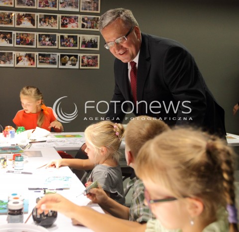  06.09.2013 KROSNO<br />PREZYDENT RP BRONISLAW KOMOROWSKI Z WIZYTA NA PODKARPACIU.<br />WIZYTA W CENTRUM DZIEDZICTWA SZKLA W KROSNIE<br />N/Z BRONISLAW KOMOROWSKI DZIECI MALUJA NA SZKLE<br /> 