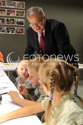  06.09.2013 KROSNO<br />PREZYDENT RP BRONISLAW KOMOROWSKI Z WIZYTA NA PODKARPACIU.<br />WIZYTA W CENTRUM DZIEDZICTWA SZKLA W KROSNIE<br />N/Z BRONISLAW KOMOROWSKI DZIECI MALUJA NA SZKLE<br /> 
