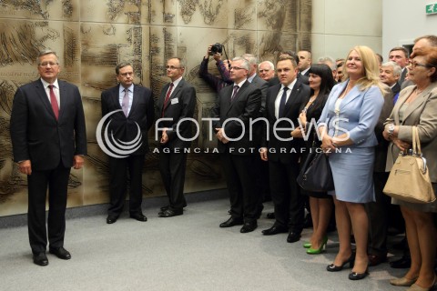  06.09.2013 KROSNO<br />PREZYDENT RP BRONISLAW KOMOROWSKI Z WIZYTA NA PODKARPACIU.<br />WIZYTA W CENTRUM DZIEDZICTWA SZKLA W KROSNIE<br />N/Z BRONISLAW KOMOROWSKI ELZBIETA LUKACIJEWSKA MALGORZATA CHOMYCZ SMIGIELSKA<br /> 