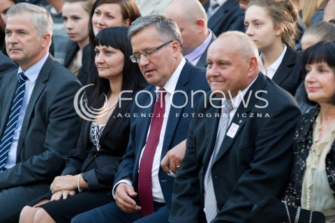  !!! PROSZE NIE PODPISYWAC NAZWISKA AUTORA !!!<br /><br />06.09.2013 ODRZYKON<br />PREZYDENT RP BRONISLAW KOMOROWSKI Z WIZYTA NA PODKARPACIU.<br />WIZYTA NA ZAMKU W ODRZYKONIU<br />N/Z BRONISLAW KOMOROWSKI JE CUKIERKI TIC TAC<br /> 