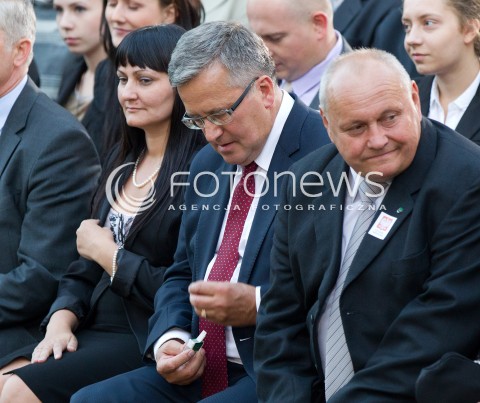  !!! PROSZE NIE PODPISYWAC NAZWISKA AUTORA !!!<br /><br />06.09.2013 ODRZYKON<br />PREZYDENT RP BRONISLAW KOMOROWSKI Z WIZYTA NA PODKARPACIU.<br />WIZYTA NA ZAMKU W ODRZYKONIU<br />N/Z BRONISLAW KOMOROWSKI JE CUKIERKI TIC TAC<br /> 