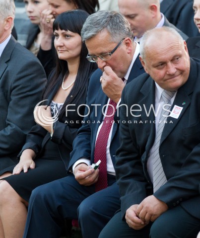  !!! PROSZE NIE PODPISYWAC NAZWISKA AUTORA !!!<br /><br />06.09.2013 ODRZYKON<br />PREZYDENT RP BRONISLAW KOMOROWSKI Z WIZYTA NA PODKARPACIU.<br />WIZYTA NA ZAMKU W ODRZYKONIU<br />N/Z BRONISLAW KOMOROWSKI JE CUKIERKI TIC TAC<br /> 