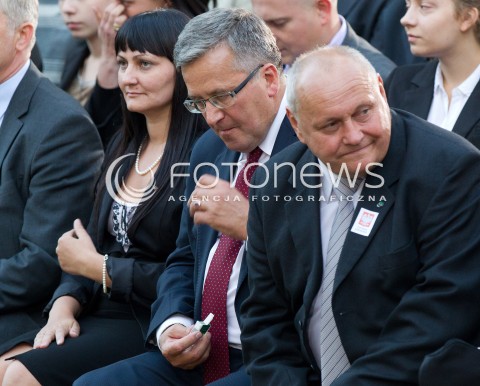  !!! PROSZE NIE PODPISYWAC NAZWISKA AUTORA !!!<br /><br />06.09.2013 ODRZYKON<br />PREZYDENT RP BRONISLAW KOMOROWSKI Z WIZYTA NA PODKARPACIU.<br />WIZYTA NA ZAMKU W ODRZYKONIU<br />N/Z BRONISLAW KOMOROWSKI JE CUKIERKI TIC TAC<br /> 