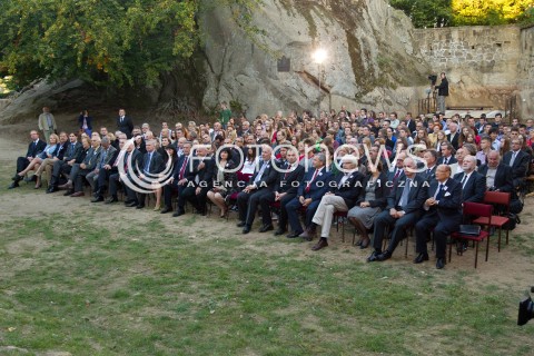  06.09.2013 ODRZYKON<br />PREZYDENT RP BRONISLAW KOMOROWSKI Z WIZYTA NA PODKARPACIU.<br />WIZYTA NA ZAMKU W ODRZYKONIU W PRZEDEDNIU NARODOWEGO CZYTANIA UTWOROW ALEKSANDRA FREDRY.<br />N/Z BRONISLAW KOMOROWSKI WIDOWNIA<br /> 