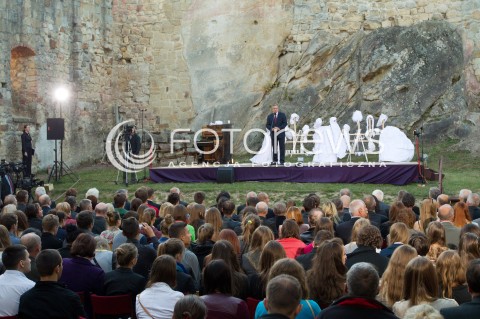  06.09.2013 ODRZYKON<br />PREZYDENT RP BRONISLAW KOMOROWSKI Z WIZYTA NA PODKARPACIU.<br />WIZYTA NA ZAMKU W ODRZYKONIU W PRZEDEDNIU NARODOWEGO CZYTANIA UTWOROW ALEKSANDRA FREDRY.<br />N/Z BRONISLAW KOMOROWSKI<br /> 