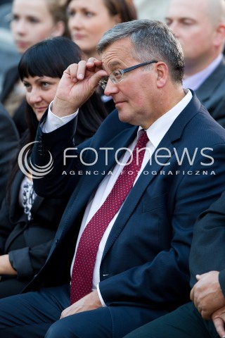  06.09.2013 ODRZYKON<br />PREZYDENT RP BRONISLAW KOMOROWSKI Z WIZYTA NA PODKARPACIU.<br />WIZYTA NA ZAMKU W ODRZYKONIU W PRZEDEDNIU NARODOWEGO CZYTANIA UTWOROW ALEKSANDRA FREDRY.<br />N/Z BRONISLAW KOMOROWSKI POPRAWIA BRWI<br /> 