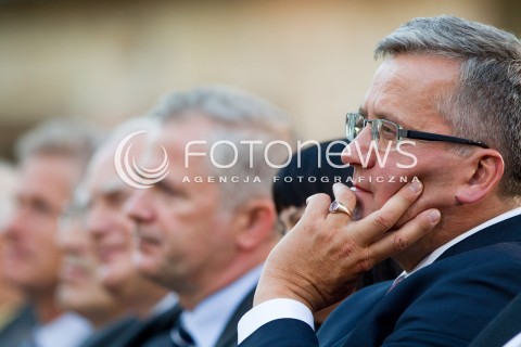  06.09.2013 ODRZYKON<br />PREZYDENT RP BRONISLAW KOMOROWSKI Z WIZYTA NA PODKARPACIU.<br />WIZYTA NA ZAMKU W ODRZYKONIU W PRZEDEDNIU NARODOWEGO CZYTANIA UTWOROW ALEKSANDRA FREDRY.<br />N/Z BRONISLAW KOMOROWSKI SYGNET PIERSCIEN<br /> 