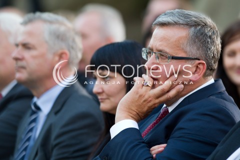  06.09.2013 ODRZYKON<br />PREZYDENT RP BRONISLAW KOMOROWSKI Z WIZYTA NA PODKARPACIU.<br />WIZYTA NA ZAMKU W ODRZYKONIU W PRZEDEDNIU NARODOWEGO CZYTANIA UTWOROW ALEKSANDRA FREDRY.<br />N/Z BRONISLAW KOMOROWSKI SYGNET PIERSCIEN<br /> 