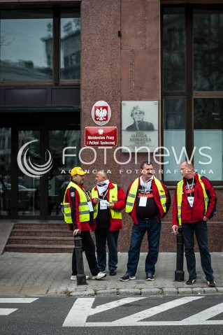  11.09.2013 WARSZAWA STRAJK GENERALNY NSZZ SOLIDARNOSC W WARSZAWIE PRZED MINISTERSTWEM PRACY N/Z STRAJK  