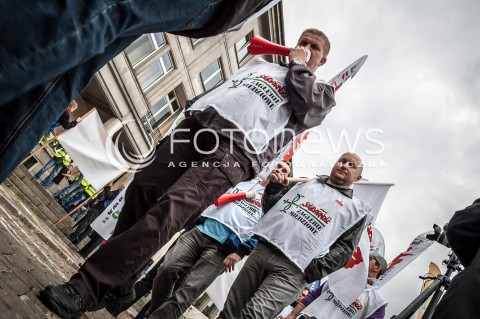  11.09.2013 WARSZAWA STRAJK GENERALNY NSZZ SOLIDARNOSC W WARSZAWIE PRZED MINISTERSTWEM PRACY N/Z STRAJK  