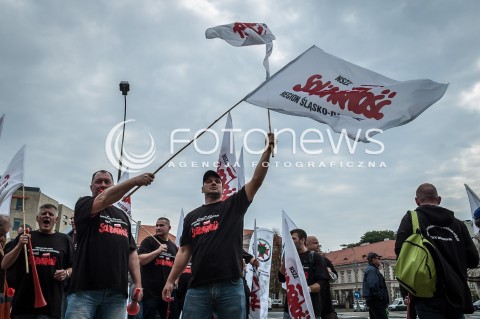  11.09.2013 WARSZAWA STRAJK GENERALNY NSZZ SOLIDARNOSC W WARSZAWIE PRZED MINISTERSTWEM PRACY N/Z STRAJK  