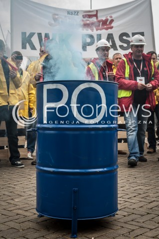  11.09.2013 WARSZAWA STRAJK GENERALNY NSZZ SOLIDARNOSC W WARSZAWIE PRZED MINISTERSTWEM PRACY N/Z STRAJK  