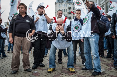  11.09.2013 WARSZAWA STRAJK GENERALNY NSZZ SOLIDARNOSC W WARSZAWIE PRZED MINISTERSTWEM PRACY N/Z STRAJK  