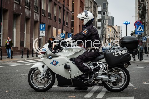  11.09.2013 WARSZAWA STRAJK GENERALNY NSZZ SOLIDARNOSC W WARSZAWIE PRZED MINISTERSTWEM PRACY N/Z POLICJANT NA MOTORZE  
