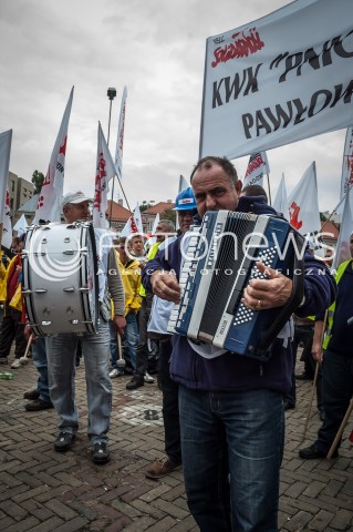  11.09.2013 WARSZAWA STRAJK GENERALNY NSZZ SOLIDARNOSC W WARSZAWIE PRZED MINISTERSTWEM GOSPODARKI N/Z STRAJK  