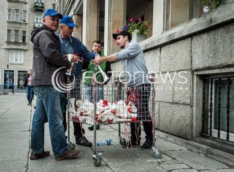  11.09.2013 WARSZAWA STRAJK GENERALNY NSZZ SOLIDARNOSC W WARSZAWIE PRZED MINISTERSTWEM GOSPODARKI N/Z STRAJK SPRZEDAWANIE TRABEK  