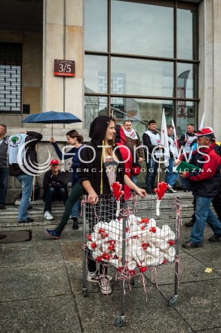  11.09.2013 WARSZAWA STRAJK GENERALNY NSZZ SOLIDARNOSC W WARSZAWIE PRZED MINISTERSTWEM GOSPODARKI N/Z STRAJK SPRZEDAWANIE TRABEK  