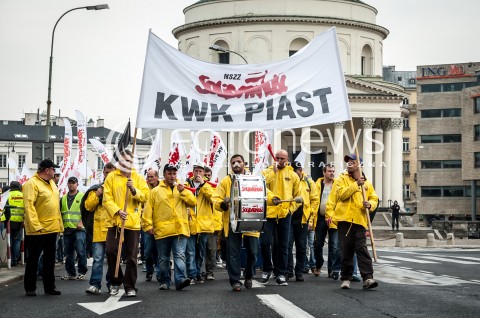 11.09.2013 WARSZAWA STRAJK GENERALNY NSZZ SOLIDARNOSC W WARSZAWIE PRZED MINISTERSTWEM GOSPODARKI N/Z STRAJK  