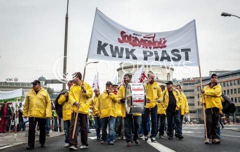  11.09.2013 WARSZAWA STRAJK GENERALNY NSZZ SOLIDARNOSC W WARSZAWIE PRZED MINISTERSTWEM GOSPODARKI N/Z STRAJK  