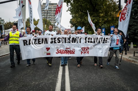  11.09.2013 WARSZAWA STRAJK GENERALNY NSZZ SOLIDARNOSC W WARSZAWIE PRZED SEJMEM N/Z STRAJK CZOLO POCHODU  