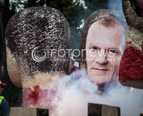 11.09.2013 WARSZAWA STRAJK GENERALNY NSZZ SOLIDARNOSC W WARSZAWIE PRZED SEJMEM N/Z  PODOBIZNA PREMIERA DONALDA TUSKA  