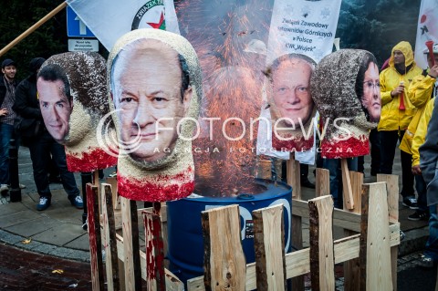  11.09.2013 WARSZAWA STRAJK GENERALNY NSZZ SOLIDARNOSC W WARSZAWIE PRZED SEJMEM N/Z PODOBIZNY CZLONKOW PLATFORMY OBYWATELSKIEJ  