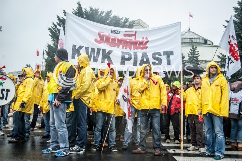  11.09.2013 WARSZAWA STRAJK GENERALNY NSZZ SOLIDARNOSC W WARSZAWIE PRZED SEJMEM N/Z STRAJK  