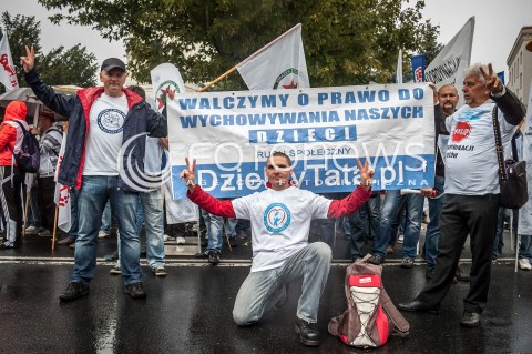  11.09.2013 WARSZAWA STRAJK GENERALNY NSZZ SOLIDARNOSC W WARSZAWIE PRZED SEJMEM N/Z STRAJK TRANSPARENT  