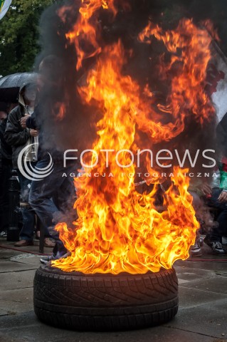  11.09.2013 WARSZAWA STRAJK GENERALNY NSZZ SOLIDARNOSC W WARSZAWIE PRZED SEJMEM N/Z PODPALONA OPONA  