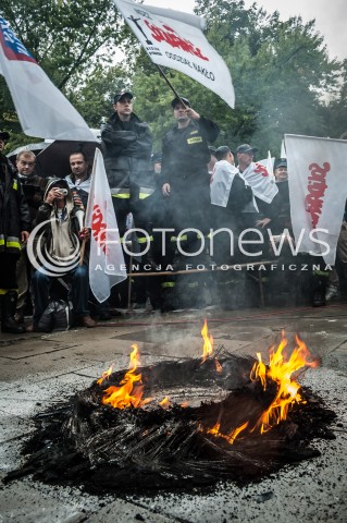  11.09.2013 WARSZAWA STRAJK GENERALNY NSZZ SOLIDARNOSC W WARSZAWIE PRZED SEJMEM N/Z PODPALONA OPONA STRAJK  
