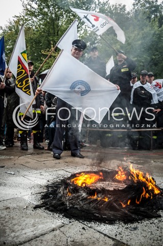  11.09.2013 WARSZAWA STRAJK GENERALNY NSZZ SOLIDARNOSC W WARSZAWIE PRZED SEJMEM N/Z PODPALONA OPONA  