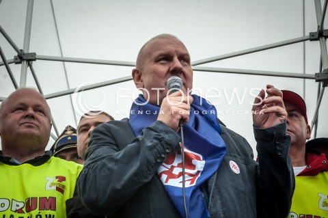  11.09.2013 WARSZAWA STRAJK GENERALNY NSZZ SOLIDARNOSC W WARSZAWIE PRZED SEJMEM N/Z JAN GUZ  PRZEWODNICZACY OGOLNOPOLSKIEGO POROZUMIENIA ZWIAZKOW ZAWODOWYCH  