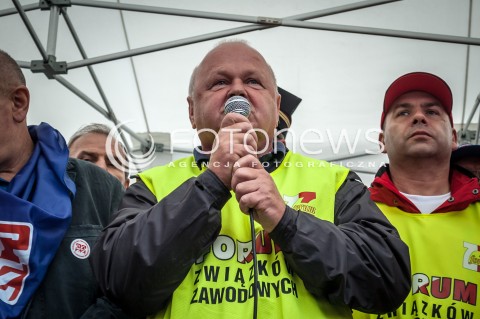  11.09.2013 WARSZAWA STRAJK GENERALNY NSZZ SOLIDARNOSC W WARSZAWIE PRZED MINISTERSTWEM PRACY N/Z TADEUSZ CHWALKA  
