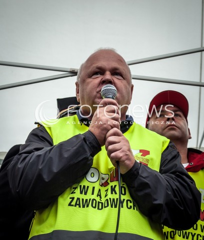  11.09.2013 WARSZAWA STRAJK GENERALNY NSZZ SOLIDARNOSC W WARSZAWIE PRZED MINISTERSTWEM PRACY N/Z TADEUSZ CHWALKA  