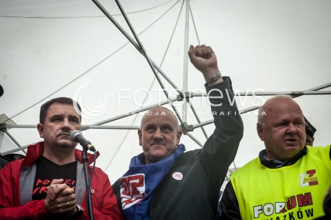  11.09.2013 WARSZAWA STRAJK GENERALNY NSZZ SOLIDARNOSC W WARSZAWIE PRZED MINISTERSTWEM PRACY N/Z PIOTR DUDA TADEUSZ CHWALKA JAN GUZ  