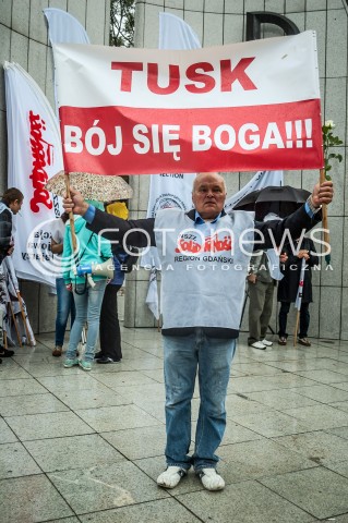  11.09.2013 WARSZAWA STRAJK GENERALNY NSZZ SOLIDARNOSC W WARSZAWIE PRZED MINISTERSTWEM PRACY N/Z STRAJK TRANSPARENT  