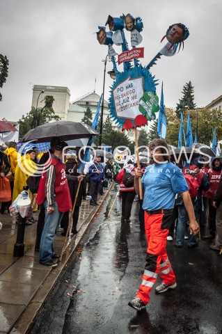  11.09.2013 WARSZAWA STRAJK GENERALNY NSZZ SOLIDARNOSC W WARSZAWIE PRZED MINISTERSTWEM PRACY N/Z STRAJK TRANSPARENT  