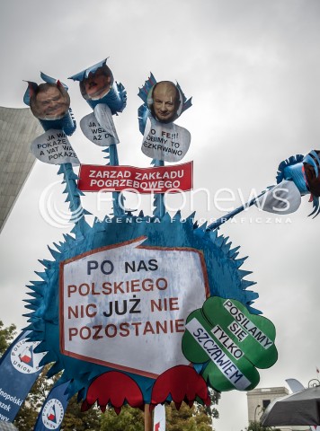  11.09.2013 WARSZAWA STRAJK GENERALNY NSZZ SOLIDARNOSC W WARSZAWIE PRZED MINISTERSTWEM PRACY N/Z TRANSPARENT  